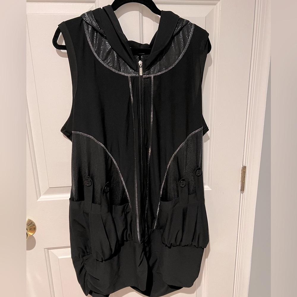 Plus size ballon hooded vest/tunic. Very stylish and convenient piece.